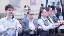 Уличный театр в Ессентуках показал спектакль об офисных буднях