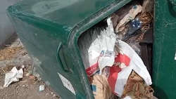 Контейнер сорвался с мусоровоза в Ессентуках из-за мешков с цементом