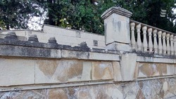 Вандалы сломали сегмент каменного парапета в Курортном парке Ессентуков