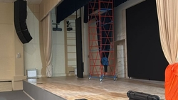 Специалисты устанавливают оборудование в актовом зале новой школы в Ессентуках 