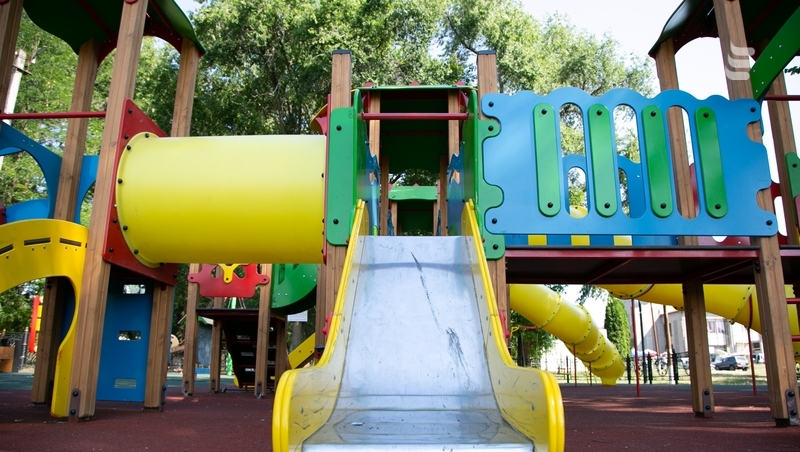 Школьники-вандалы отломали кусок горки и играли с ним в Ессентуках