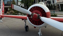 Самолёт Як-52 поставили на Театральной площади в Ессентуках ко Дню Победы 
