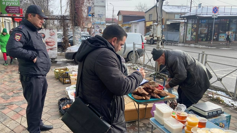 Рейды по борьбе с незаконной уличной торговлей провели в Ессентуках