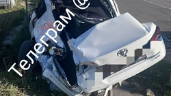 Легковая иномарка столкнулась с поездом на переезде в Ессентуках