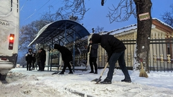 Мэр Ессентуков вышел убирать снег с остановок вместе с коллегами