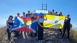 Ессентучане развернули на Бештау несколько полотен в преддверии Дня флага 