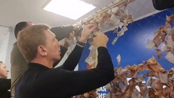 Глава Ессентуков присоединился к плетению маскировочных сетей для бойцов в зоне СВО