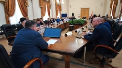 Глава Ессентуков обсудил с коллегами проблемы ЖКХ и ремонт школы № 4