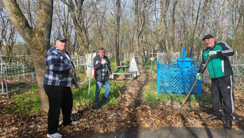 Сотрудники санаториев Ессентуков привели в порядок могилы на Братском кладбище