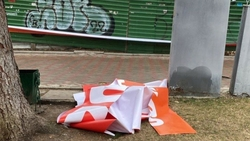 Жительница Ессентуков срезала баннер к 80-летию Победы и вытерла об него ноги