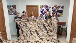 Волонтёры из Ессентуков плетут маскировочные сети для СВО под собственную песню