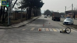 Велосипедист попал под грузовик в Ессентуках