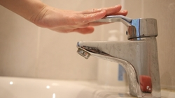 Часть абонентов в Ессентуках 26 октября осталась без воды из-за утечки