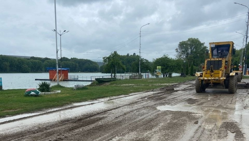 Дорогу вокруг городского озера грейдируют в Ессентуках