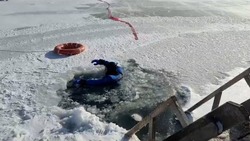 Водолазная группа вышла на лёд ессентукского озера