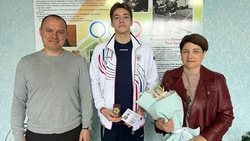 Юного пловца наградили за достижения в спорте в Ессентуках