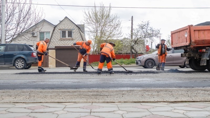 Коммунальные службы чинят дороги после ремонта сетей в Ессентуках