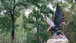 Площадку перед скульптурой орла оформляют в Ессентуках