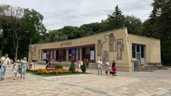 Сергей Лазарев попробовал минеральную воду в ессентукском бювете