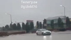 В Ессентуках из-за сильного дождя подтопило одну из дорог