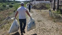 Два бункера мусора вывезли после уборки улицы у Подкумка в Ессентуках