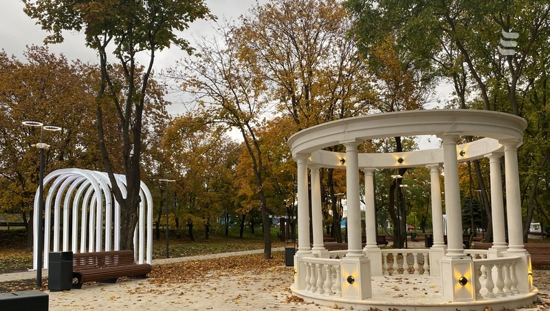 Ротонда, световые арки, качели: в Ессентуках оборудовали сквер «У ЗАГСа»