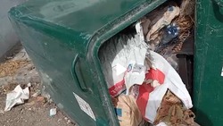 Контейнер сорвался с мусоровоза в Ессентуках из-за мешков с цементом