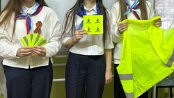 Школьников учат делать и носить световозвращающие элементы в Ессентуках