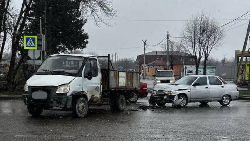 Трое детей пострадали в столкновении грузовой «Газели» и ВАЗа в Ессентуках