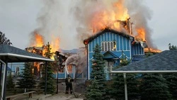 Огнеборцы тушат пожар в 200-летнем Никольском храме в Ессентуках