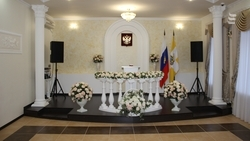 Первую «красивую» дату 2024 года в Ессентуках выбрали 12 пар молодожёнов