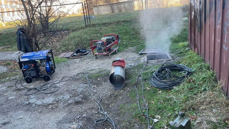 Течь на теплотрассе в Ессентуках оставила школу и детсад без отопления