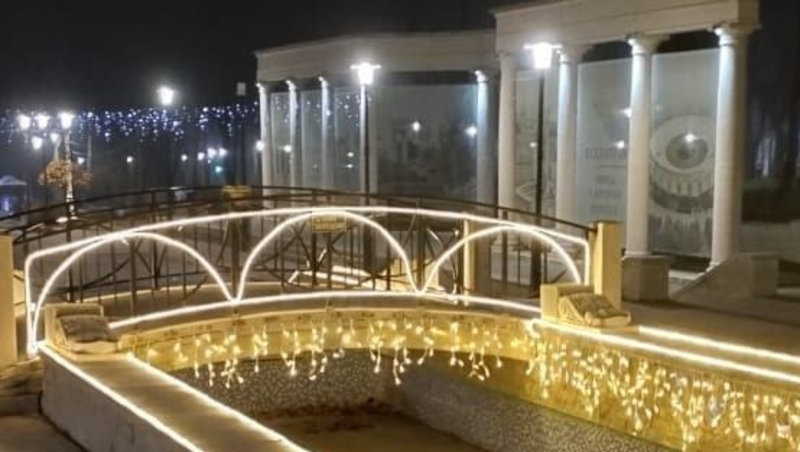 Курортный бульвар в Ессентуках начали украшать к Новому году  