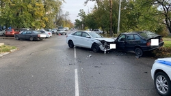 Три автомобиля столкнулись в Ессентуках, два человека пострадали