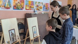 Художница из Ессентуков вручила вдовам портреты героев