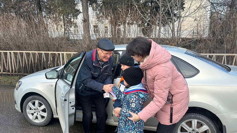 Юные инспекторы движения рассказали водителям Ессентуков о ПДД
