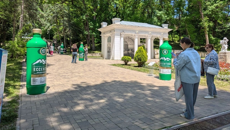 МАФы в виде бутылок минералки установили в Курортном парке Ессентуков