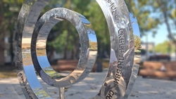 Глава Ессентуков возмутился, что люди используют арт-объекты в сквере как качели