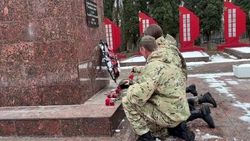 Сотни гвоздик возложили жители Ессентуков к могиле Неизвестного солдата