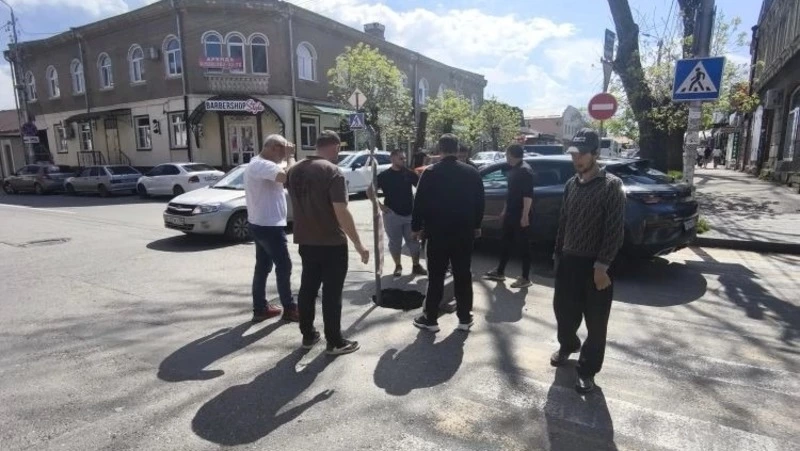 Дыра образовалась на улице в Ессентуках из-за обвала грунта