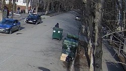 Ессентучане укатили мусорный бак и попали на камеры наблюдения
