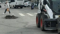 Дорожники латают ямы на улице Октябрьской в Ессентуках
