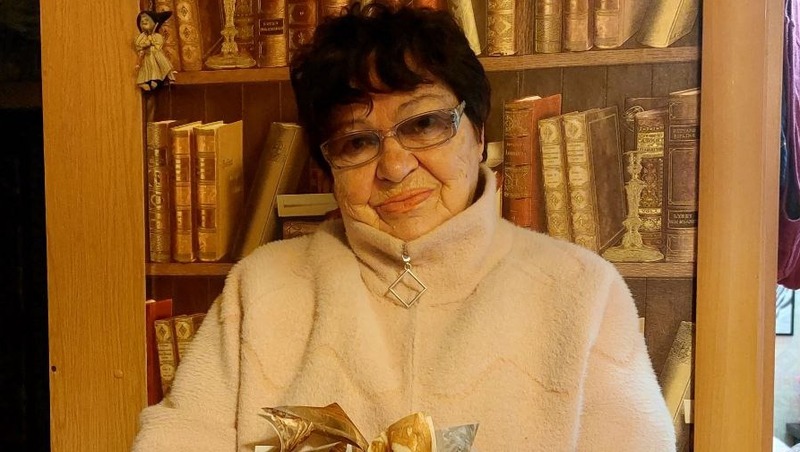 78-летняя жительница Ессентуков плетёт камуфляжные сети для бойцов СВО