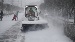 Спецтехника с ночи работает на дорогах КМВ из-за снегопада