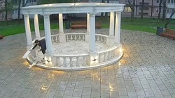 В Ессентуках ищут подростка, сломавшего ограждение ротонды в сквере у ЗАГСа