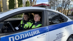 Автоинспекторы Ессентуков помогли водителю поменять спущенное колесо автомобиля