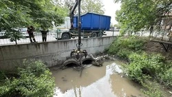 Диван и холодильник вытащили из русла ручья в Ессентуках