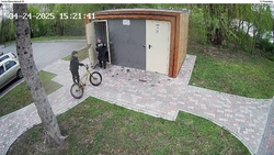 Вандалы разукрасили туалет в сквере Приозёрном в Ессентуках