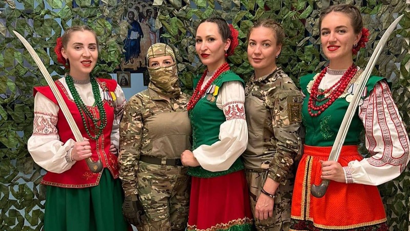 Сотрудницу администрации Ессентуков наградили за помощь бойцам в зоне СВО 